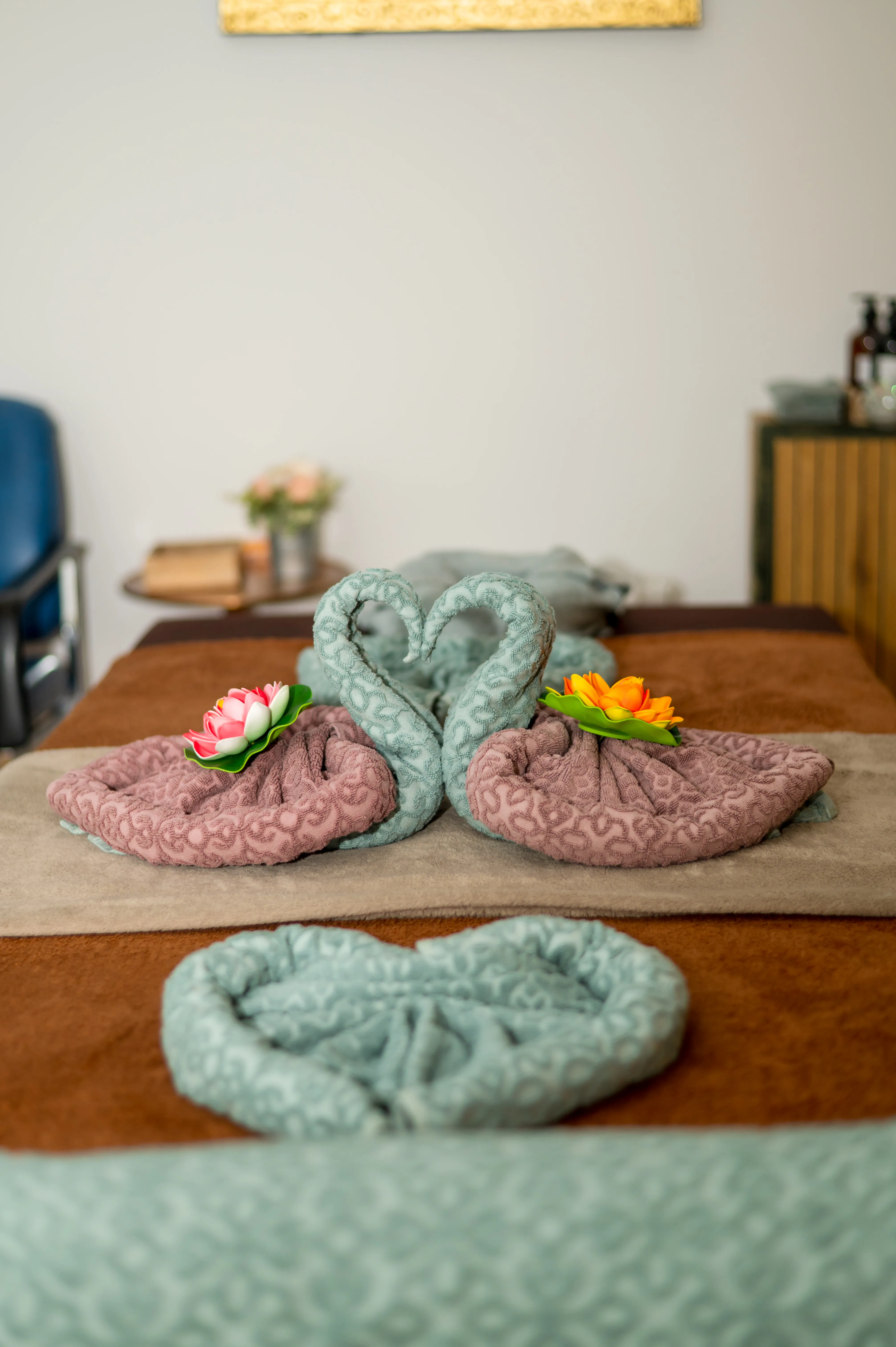 Liebevoll vorbereitete Massageliege im Papasson-Studio