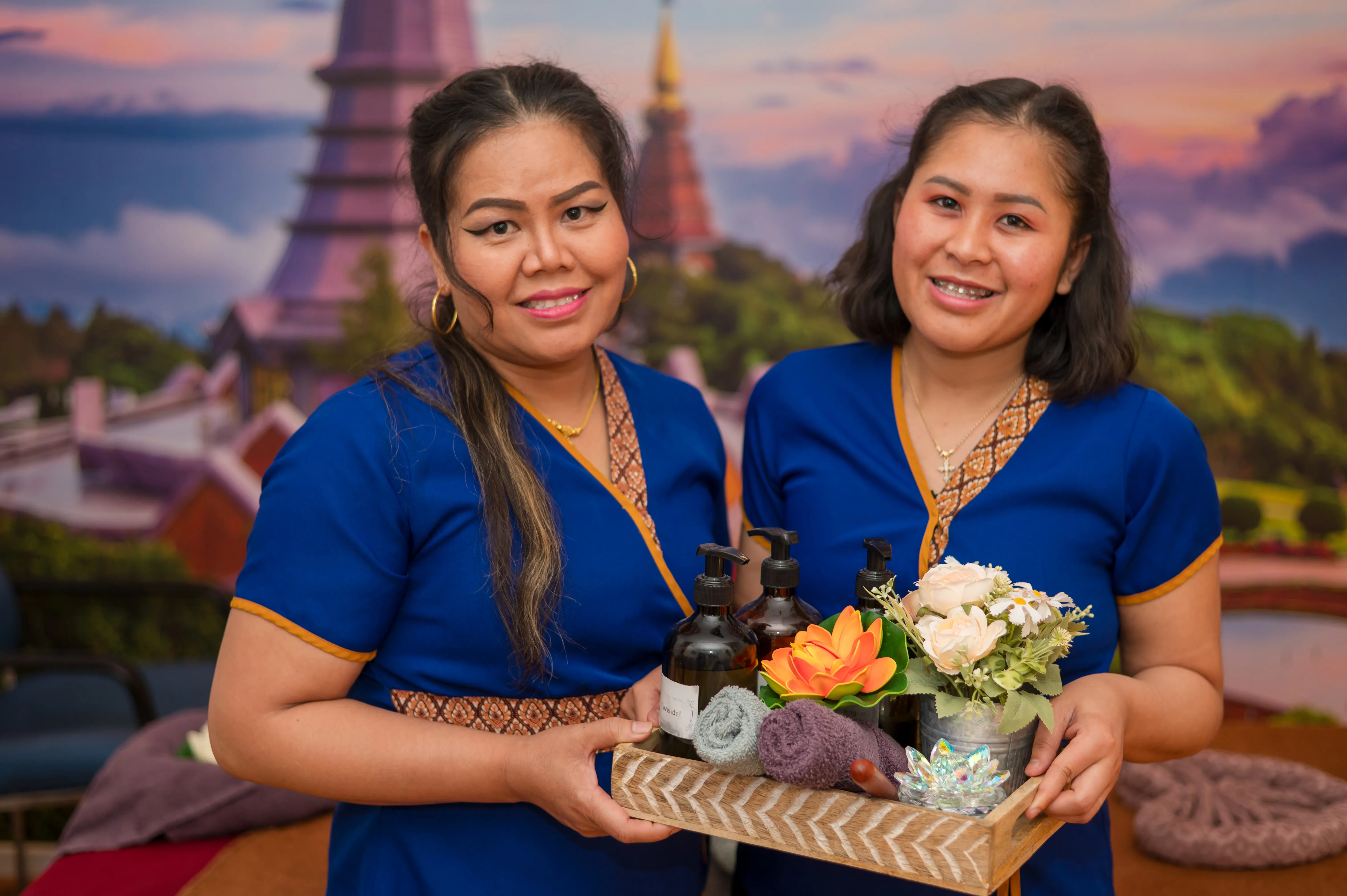 Das Team von Papasson Thai-Massage mit duftenden Ölen und Blumen im Studio